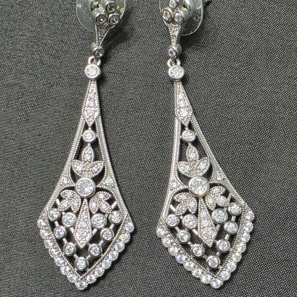 Estate Jewelry - Estate - Silver Tone - Dangle Earrings - Trendy/Fashion - Item 506